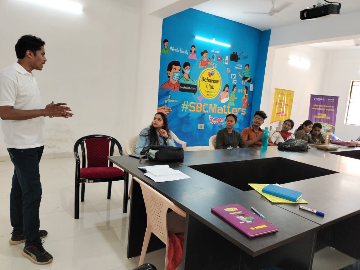 ChhattisgarhABC's tweet photo. #BehaviourClub बस्तर विश्वविद्यालय में क्लब के मेंबर्स के लिए दो दिवसीय कार्यशाला रखी गई, जहां बिहेवियर क्लब को लेकर छात्रों के बीच समझ बनाई गई, साथ ही #BehaviourLab के उपयोगिता एवं, व्यवहार परिवर्तन को लेकर #socialexperiment एवं संचार पर रणनीति बनाई गई। https://t.co/kDZlDIMkqW