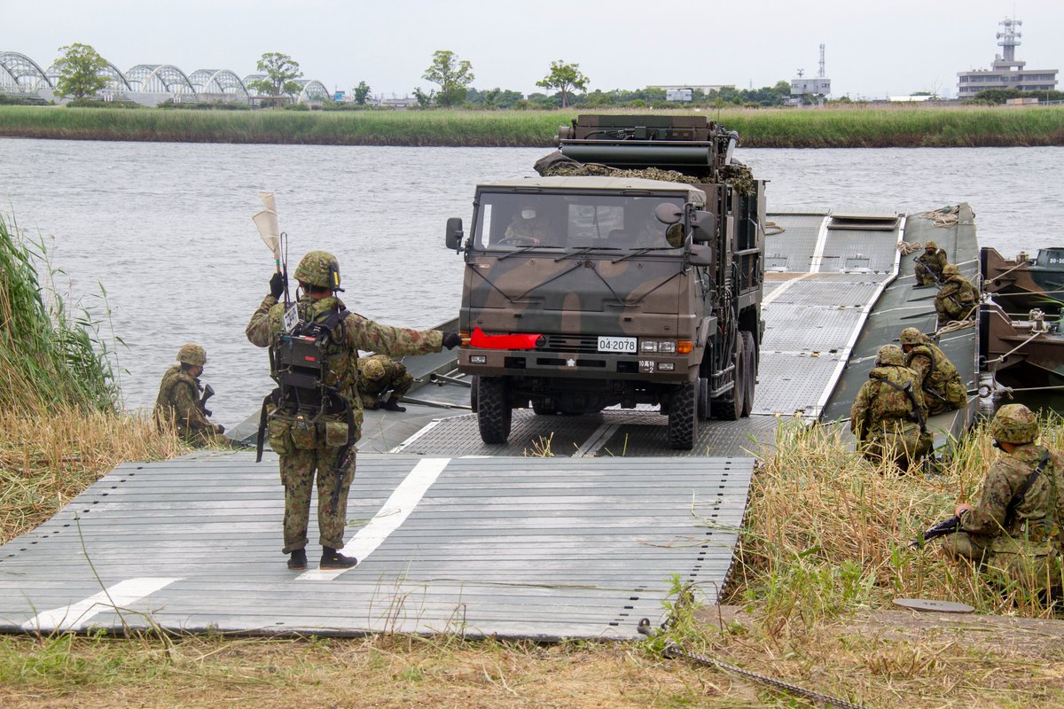 kuwana_city's tweet photo. 自衛隊による渡河訓練が揖斐川で行われました。災害などで橋が使えなくなった際に92式浮橋を川に浮かせ、人命救助や支援物資などを運ぶことを想定した訓練です。桑名では初めてでこれほどの大きな川で訓練することもめずらしいそうです。関係者も乗船し、珍しい体験に関心を示していました。 https://t.co/kiQeAhNnvt