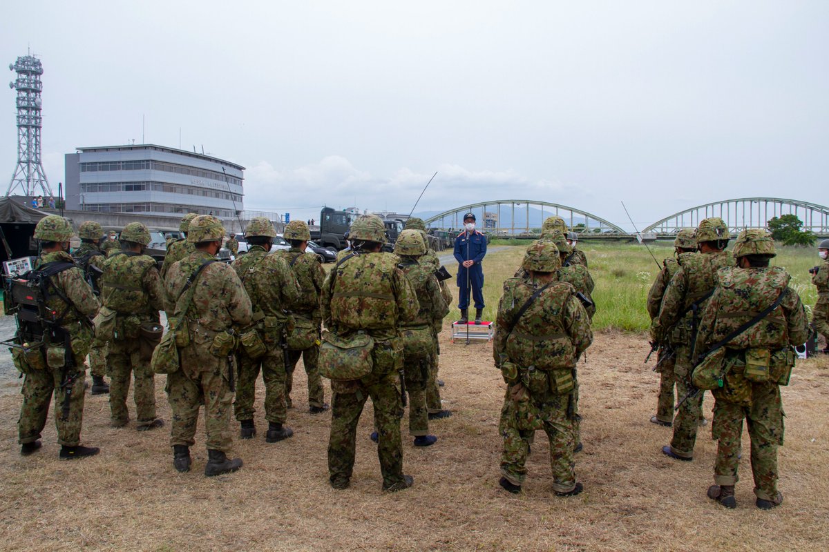 kuwana_city's tweet photo. 自衛隊による渡河訓練が揖斐川で行われました。災害などで橋が使えなくなった際に92式浮橋を川に浮かせ、人命救助や支援物資などを運ぶことを想定した訓練です。桑名では初めてでこれほどの大きな川で訓練することもめずらしいそうです。関係者も乗船し、珍しい体験に関心を示していました。 https://t.co/kiQeAhNnvt