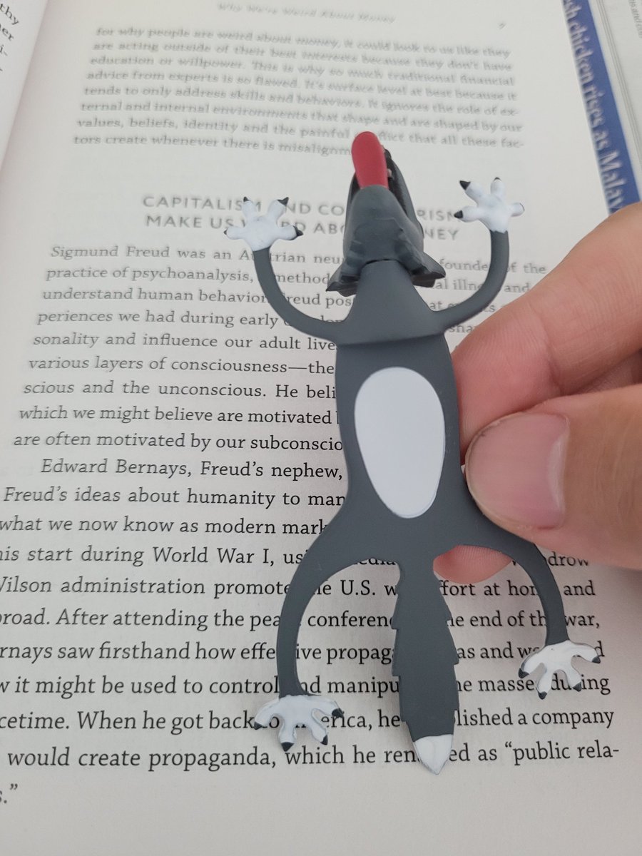Gyrowoof's tweet photo. I got a #WolfPenyet, (squished wolf) bookmark for my reads now. He guards my last-read pages now. So adorable! #waffs https://t.co/kUmQLfYQLm