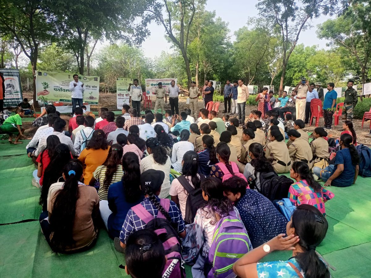 CBCSolapur's tweet photo. #WorldEnvironmentDay निमित @MIB_India @BOC_MIB @robmhgoa व @MahaForest #सोलापूर येथील कार्यक्रमात वृक्ष लागवाड़ीसाठी #SeedBall अत्यंत उपयुक्तअसल्याची माहिती पंकज चिंधरकर व संजय भुईटे यानी दिले.
@Dhairyashil_IFS @ankushchavan @PIBMumbai
#nature
#SeedballMaking
#SeedsOfGold https://t.co/v9NYaNq4Lw