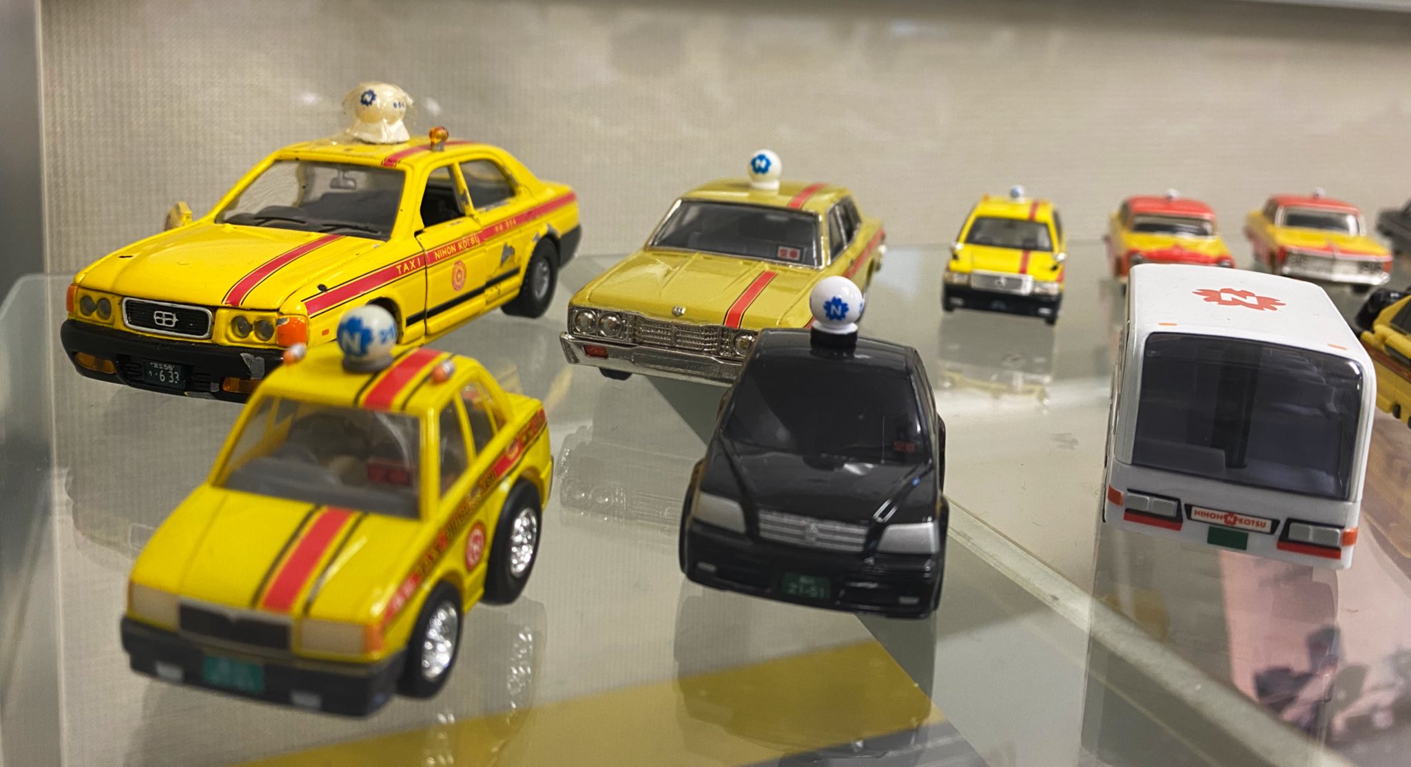 日本交通 観光タクシー 公式 タクシー会社あるある 自社のミニカーが飾られてる ビンテージなデザインも たくさん種類があってかっこいいでしょ 日本交通観光タクシー 日本交通赤羽営業所 タクシー営業所 チョロq くるま