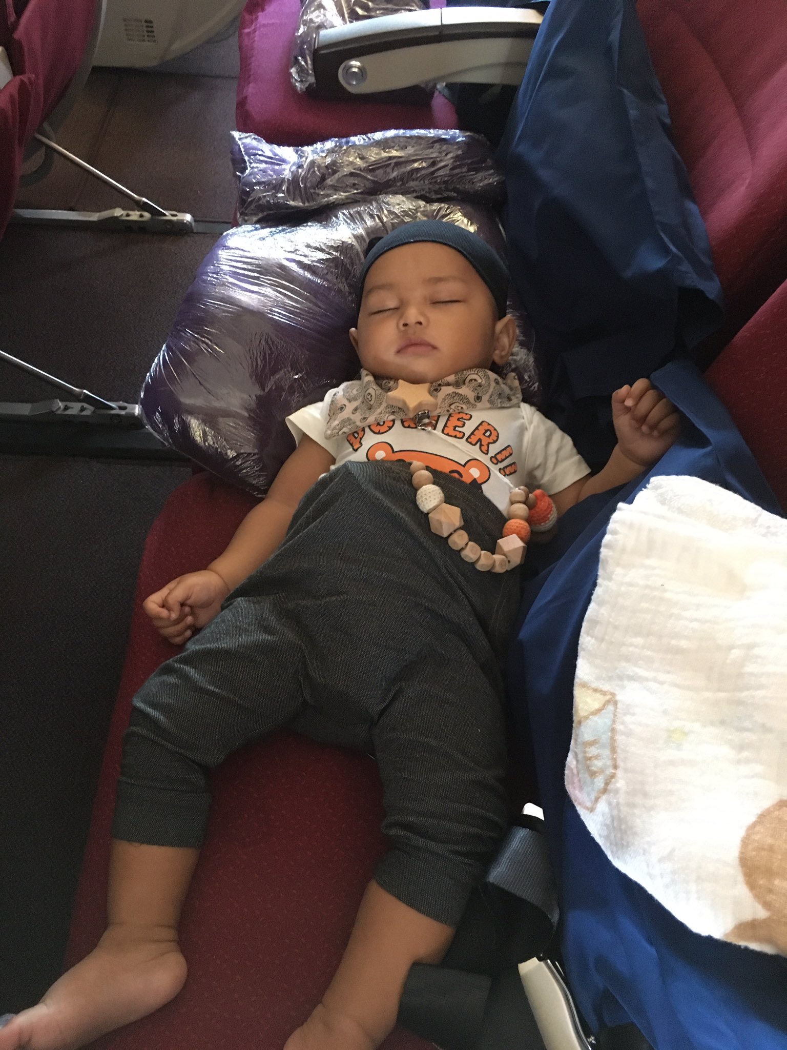 夫はインド系 マレーシア人日本人ママの育児マレーシア生活 マレーシア航空ではバシネットも借りられます が 7キロまででチェックイン時に知りました 9キロの息子は予約したにも関わらず使用できなかったのですが 急遽後ろの4席全て空いてたことから