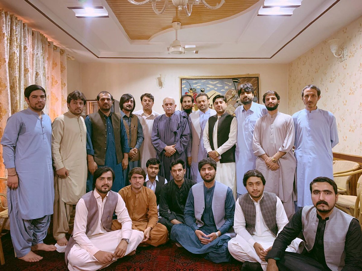 pso_zone's tweet photo. ده پښتـونخواه سټوډنټس آرګناٸزېشن جنوبي پښتونخواه زونل ارګناٸزېشن کمېټى ملګري نن له ګران مسر مامود خان اڅکزٸ سره ده ملاقات کولو پر محال يو ګروپ انځور. https://t.co/DqUVda9FhW