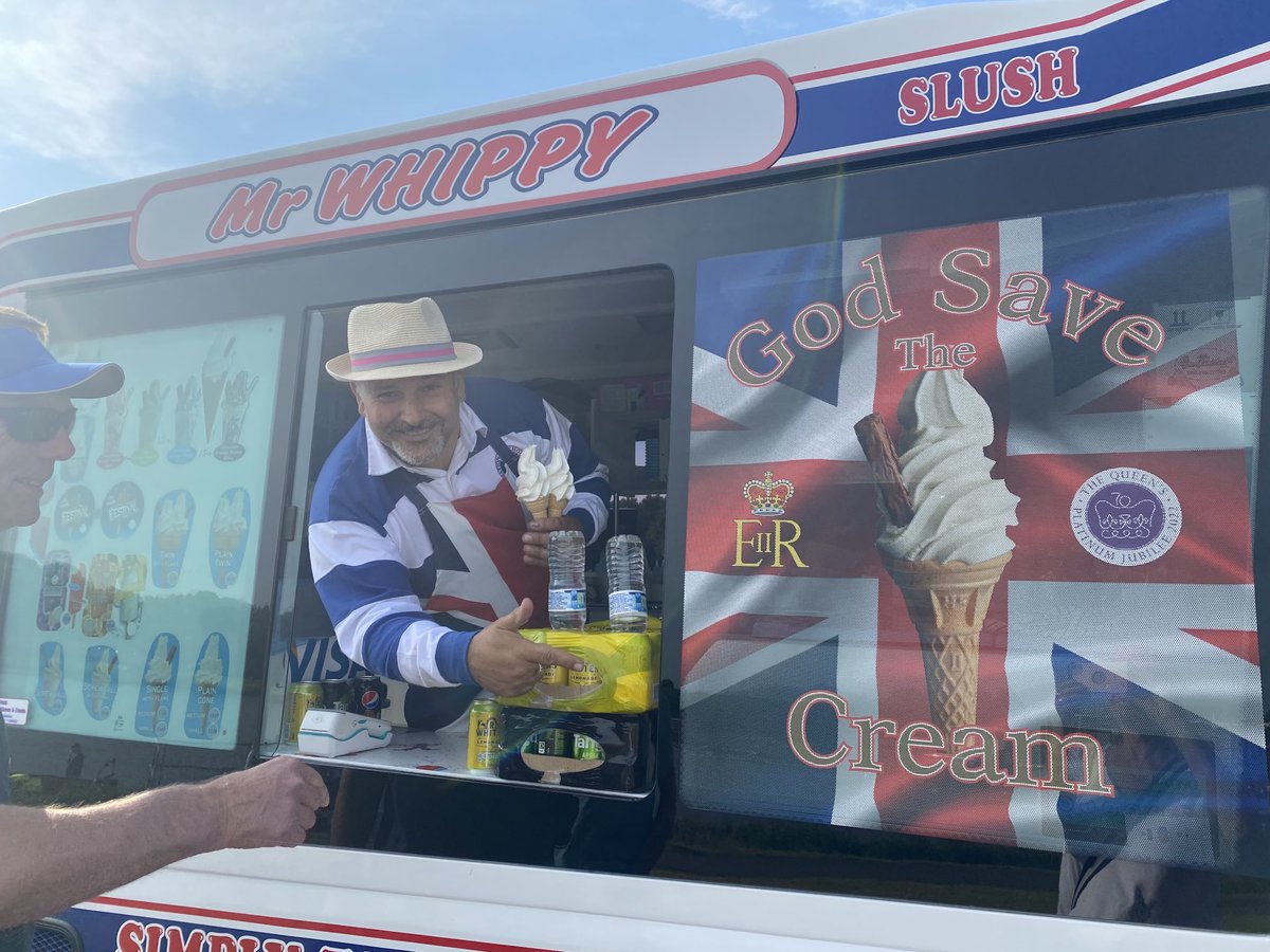 RowJenkins's tweet image. Bumped into this very happy #mrwhippy ⁦@metregatta⁩ yesterday! Lovely ice cream and great atmosphere! #platinumjubilee #rowing #queensjubilee #godsavethecream #metropolitanregatta