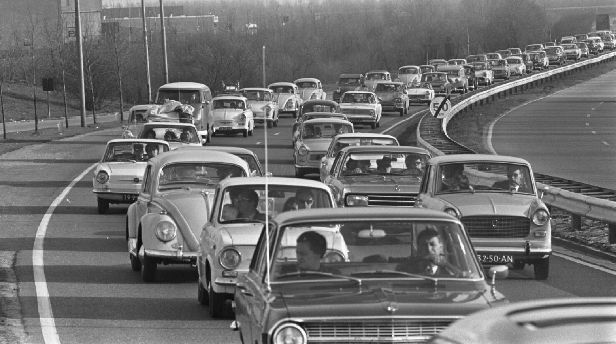 NA_Archief's tweet photo. Ook zo’n hekel aan files? Dat was vroeger wel anders. Op #pinksterzondag 1955 stond het verkeer voor het eerst vast bij Utrecht. De fietspaden stroomden vol met toeschouwers. Bestuurders aan de overzijde van de weg zetten hun auto in de berm om te kijken. https://t.co/39CIWxrsPQ https://t.co/4A3ImyPfuM