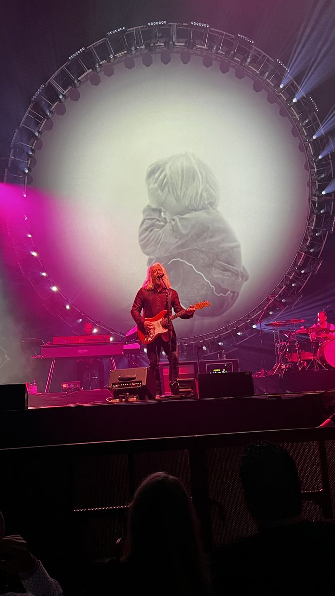 TamaraLHanson's tweet photo. Another fabulous show @tearsforfears @curtsmith 👏👏👏 See you next in San Diego #tearsForFears #3of8 #tff22 https://t.co/BhGRjcHIOi