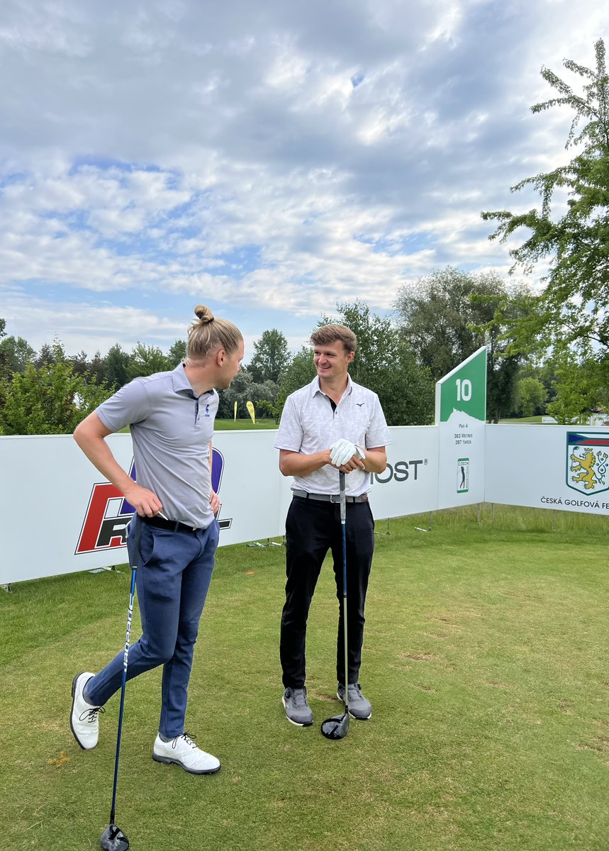 GolfChannel_PL's tweet photo. Wczoraj Mateusz Gradecki trafił w urodzinowym nastroju siedem 🐥, postawił kolegom z grupy kilka czeskich 🍻, a teraz walczy w finałowej rundzie D+D Real Czech Challenge. #KIBICUJEMY! #GoGradi! 🤺
📷 Karola
https://t.co/kAS8NVOk0r
#Gradinho @Challenge_Tour #GolfChannelPolska https://t.co/70SGijwPBd
