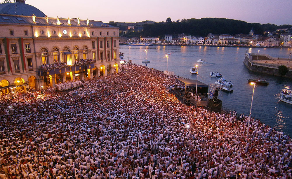 ETE à Bayonne. Il faudra débourser 10 euros pour obtenir le précieux sésame, et accéder aux Fêtes de Bayonne cet été. Un bracelet en hausse pour le retour des festayres. aquitaineinfo.fr/2022/06/l-info…
#bayonne #FetesdeBayonne #Aquitaineinfo