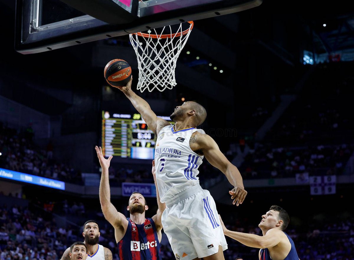 El <a href="/RMBaloncesto/">Real Madrid Basket</a> pone la muralla defensiva tras dejar a <a href="/Baskonia/">Baskonia</a> en solo 45 puntos en 3 cuartos. Los blancos viajan a Vitoria con 2-0 en la eliminatoria. Fantástico y emotivo homenaje a <a href="/JayceeCarroll/">Jaycee Carroll</a> que hemos contado en <a href="/poblafm/">PoblaFM</a> poblafm.com/baloncesto/rea…