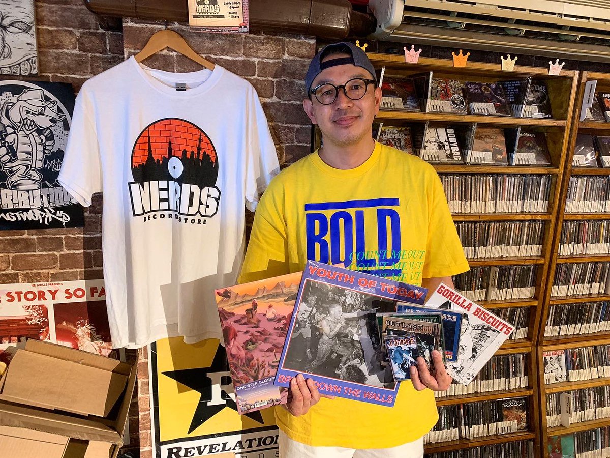 RETRIBUTION178's tweet photo. 本日@nerdsjp に来店してくれたSOUL VICE/ETERNAL BそしてNCITMのアニキ @doc_p0911 🥁人生に大きな影響を与えたフェイバリットな音源チョイスして貰いました🙌
#playerschoice #judgenyc #chainofstrength #gorrilabiscuits #youthoftoday #floorpunch #outlast #onestepcloser https://t.co/O5qzaz7BUT