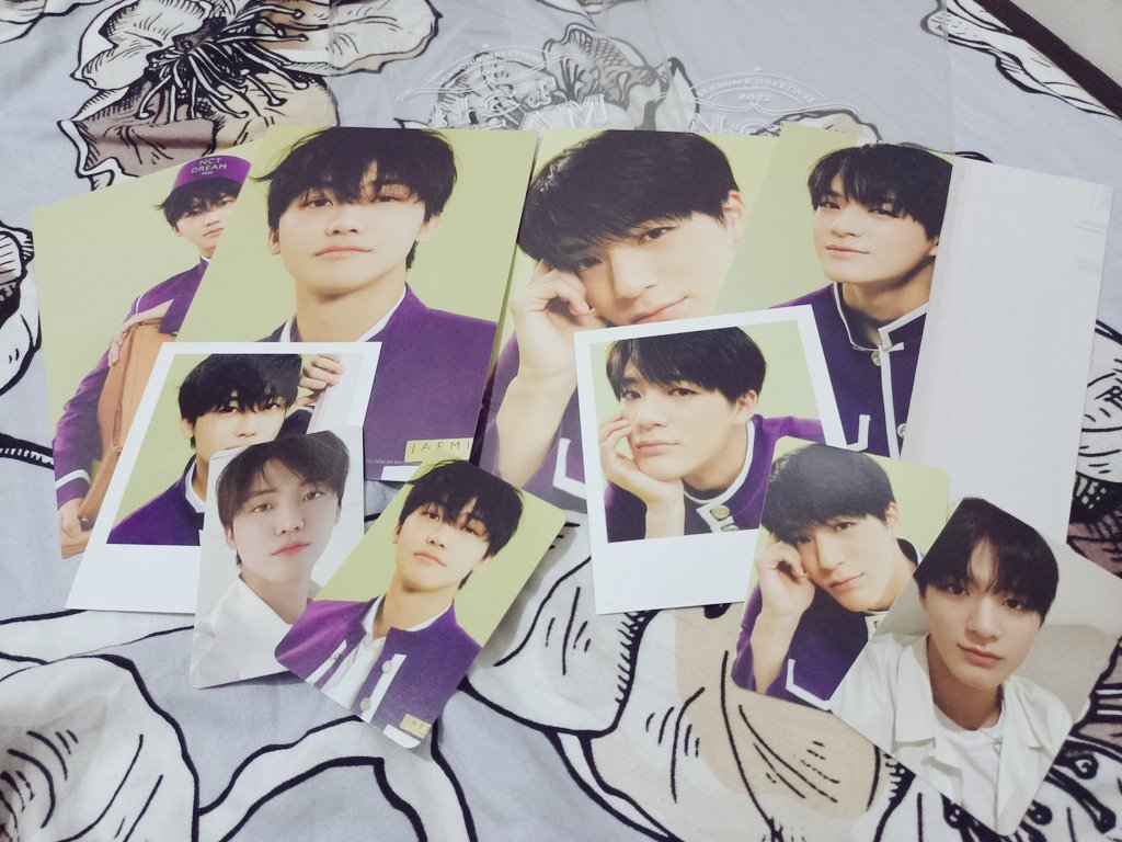 loeyjenjaemxx's tweet photo. finally our SG 2022 Photopacks are here 😍 tysm as always @NCT_STOREPH 💚 If y'all r wondering kung bk8 Nomin lang yung sa unboxing vid eh kasi marupok si @boooooggs di nya alam sino bibilhin so ayun binili lahat 😂😂 #NCTStoreFeedbacks

unboxing vid: https://t.co/Hk5o1HJBuP https://t.co/LcjSzr4RsU