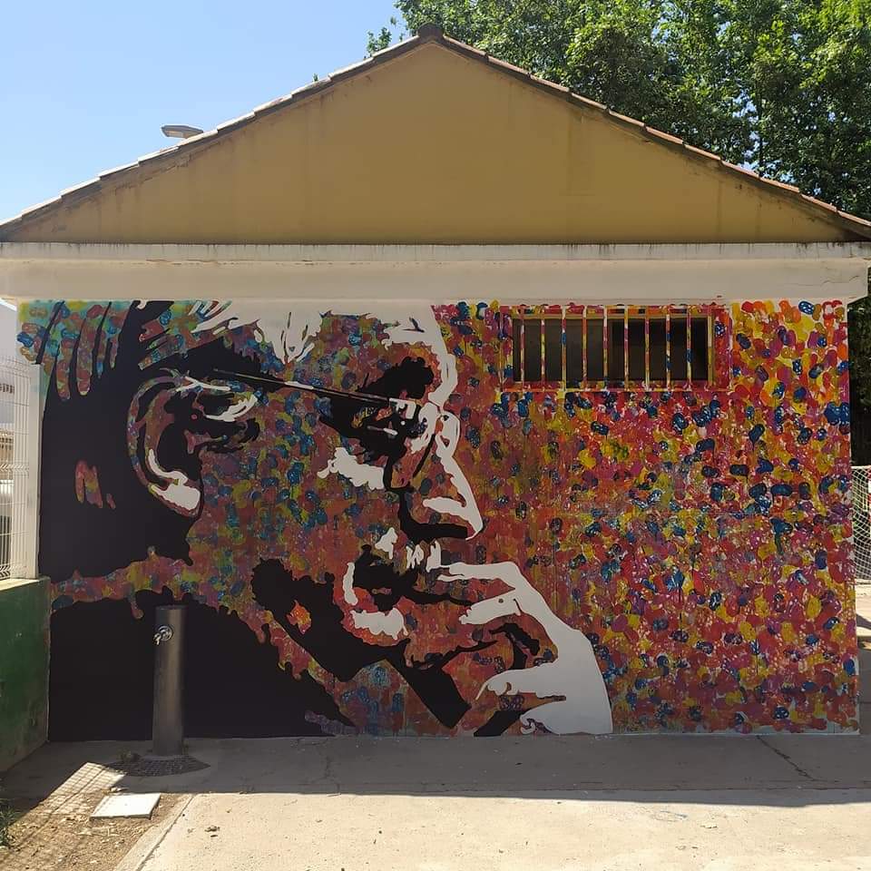Ací en podeu vore a l'artista Marià en ple procés creatiu transformant un mural multicolor en un homenatge a l'escriptor Joan Fuster.

Escola Cervantes, Sueca, la Ribera Baixa