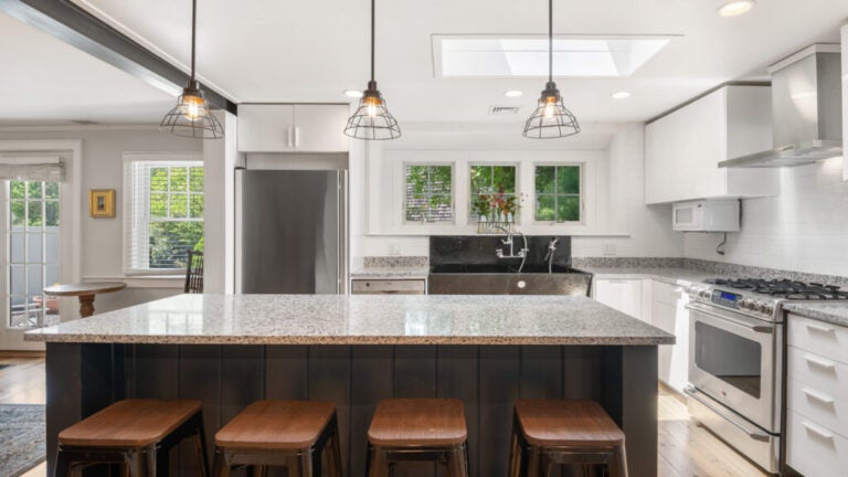 BostonDotCom's tweet photo. Home of the Week: Antique Kingston Cape shows off its young kitchen #HomeOfTheWeek #SpringHouseHunt #Kingston #AntiqueHomes @marealtors @grbeb @JREbosglobe @NAREEnews https://t.co/2lRWgOoN47 https://t.co/EUnMRcPs77