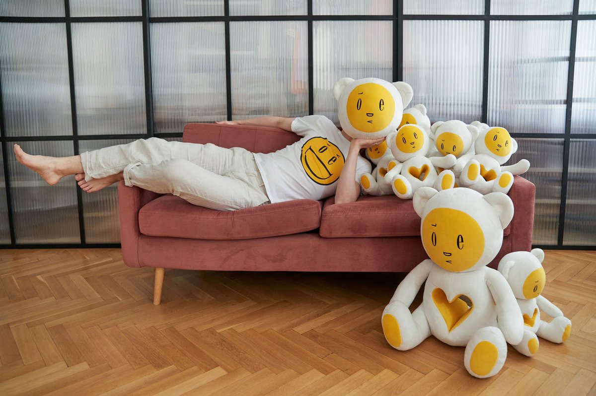 the_emograms's tweet photo. Hello Sunday 

Lazy day with emograms Loved Bears @kiss_miklos 

#arttoy #emograms #sundayfunday #sunday #arttoyculture #arttoys #art #lazyday #weekendvibes #popculture #popcultureart #dailyart https://t.co/lj3Wj5c2nC