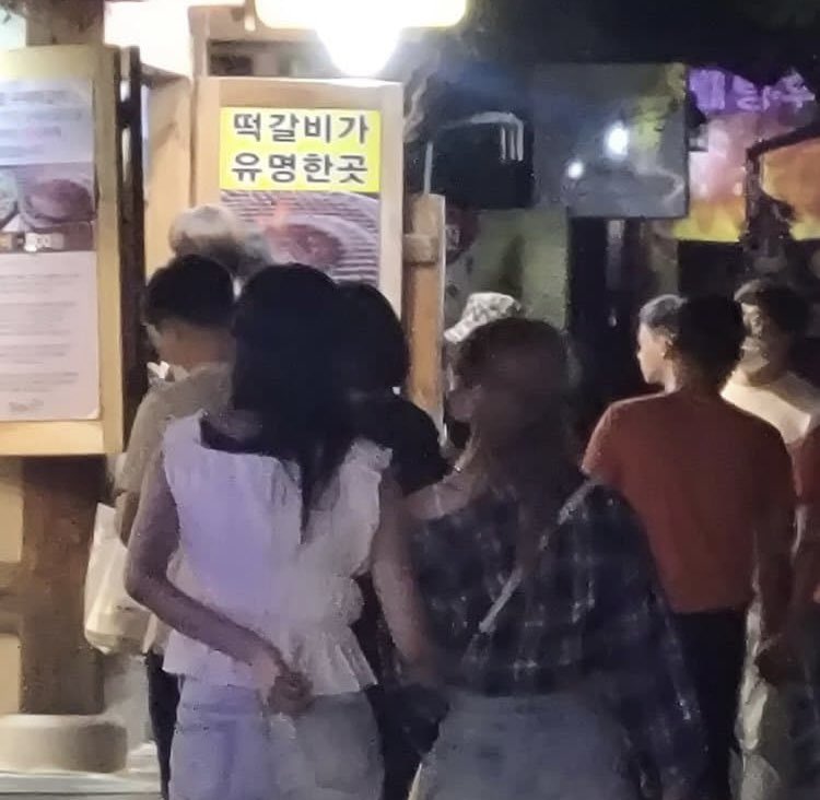 urileadrmashiro's tweet photo. yeseo and yujin spotted by a kep1ian last night? https://t.co/CMSw7qiG8q
