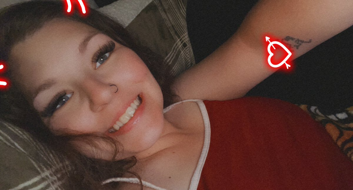 kaylalouise_86's tweet image. “She takes a lot of selfies but she doesnt know herself
And shes very down to earth but she wants to leave the world”