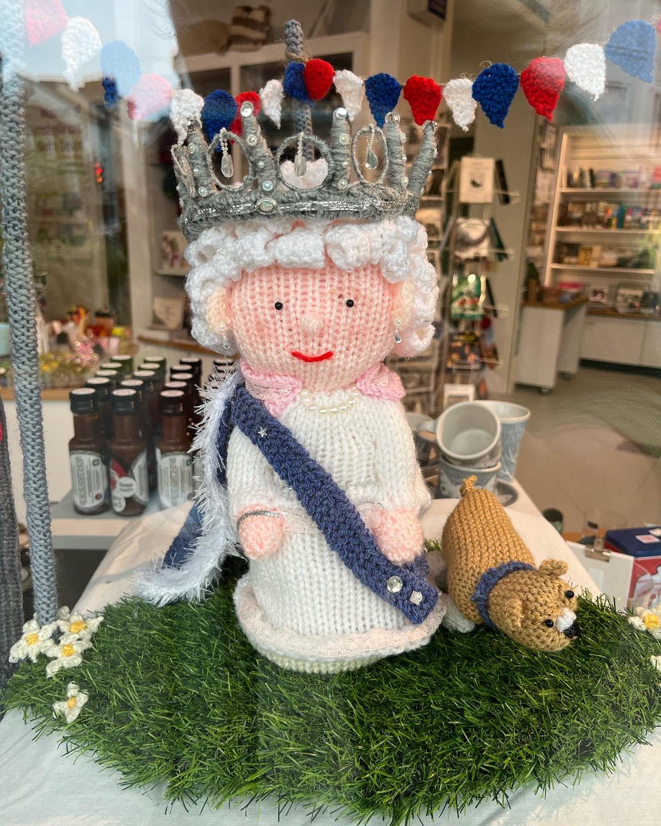 travels_along's tweet photo. Today is the #PositivityWave brought to you by 3 #fivestarreads #uncontrollablehair a knitted Queen and The Sea!
#PlatinumJubileeCelebration
Head to insta for even more positivity โฌ๏ธโฌ๏ธโฌ๏ธ
https://t.co/WY6MF5vw1l https://t.co/nwntfvPwLa