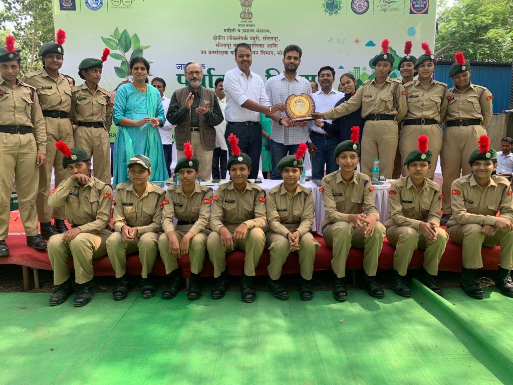 CBCSolapur's tweet photo. सिध्देश्वर वनविहार #सोलापूर येथे #WorldEnvironmentDay निमित घेण्यातआलेल्या #SeedBallMaking स्पर्धेत संगमेश्वर महाविद्यालयाचे 9 महाराष्ट बटालियन ने प्रथम व भूगोल विभागाच्या विद्यार्थ्यानी द्वितीय पुरस्कार पटकावाला.
@Solapur15 @HQ_DG_NCC @moefcc @MahaForest
#prize
#Winners https://t.co/5F4558LI48