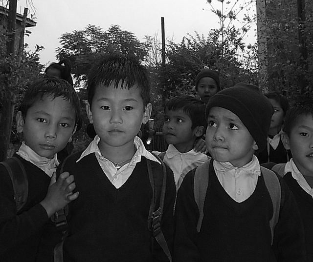 Schools out! 
#Nepal #Bandipur #schoolkids #blackandwhitephotography #bnwphotography #bnw #bnw_captures #travel_captures #travelphotography #instablackandwhite #instabnw #monochromphotography #monophotography #monogram #travel #southeastasia
more here;👇
instagram.com/myteaatom/