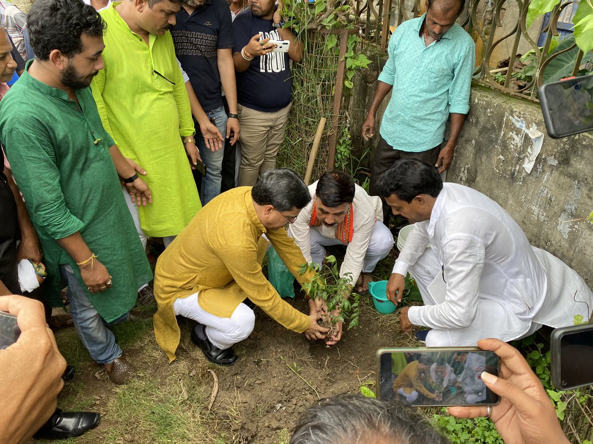 আজ বিশ্ব পরিবেশ দিবস উপলক্ষ্যে নেতাজী সুভাষ বিদ্যানিকেতন প্রাঙ্গণে একটি নিম গাছের চারা রোপণ করি ।
স্বচ্ছ এবং দূষণমুক্ত পরিবেশ গড়ার লক্ষ্যে সরকার এবং প্রতিটি নাগরিককে দায়িত্ব নিয়ে যৌথভাবে কাজ করতে হবে । তবেই আমাদের ভবিষ্যৎ প্রজন্মকে একটি সুন্দর পরিবেশ উপহার দিতে পারবো ।