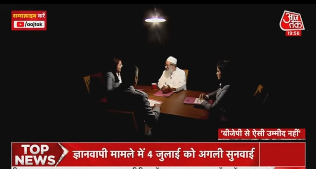 ShamsTabrezQ's tweet photo. जमीयत के अध्यक्ष मौलाना महमूद मदनी लगातार उन टीवी चैनलों के स्टूडियो में जाकर इंटरव्यू दे रहे हैं जहां दिन-रात मुसलमानोंऔर इस्लाम के खिलाफ जहर उगला जाता लेकिन @Millat_Timesको इंटरव्यू देने से इंकार कर रहे हैं आखिर क्यों?|मुसलमानों के रहनुमा मुसलमानों के सवाल से क्यों भाग रहे हैं https://t.co/NF1kTzo7su