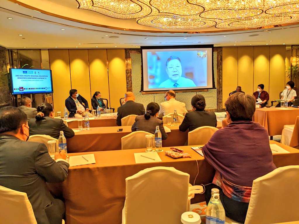 PeterPausk's tweet photo. Teachers and the importance of encouraging students. Prof Minxuan Zhang, Director, UNESCO Teacher Education Centre speaking at #APREMC2 #education #sdg4 @Education2030UN @TransformingEdu @UNESCO #ed2030 #transformingED @unescobangkok @UNICEF_EAPRO https://t.co/OlHLYUQzXq