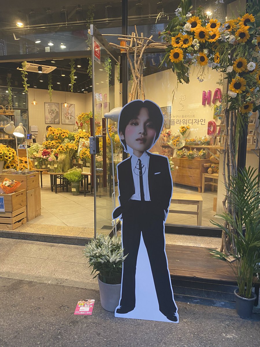hclovezone's tweet photo. a flower shop full of sunflowers hosting an event and they have haechan personalized sunflower bouquets 🥹 https://t.co/CBVxnwUVza