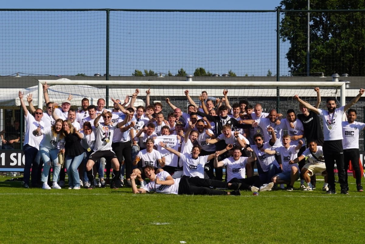 WAT EEN TEAM! De mannen van trainers: <a href="/Carl_Aventurin/">Carl Aventurin</a> <a href="/ibipancar/">ibo</a> <a href="/ALubbersen/">Alex Lubbersen</a> hebben records gebroken:
✅ Kampioen na 26 jaar
✅ Grootste overwinning uit de clubgeschiedenis 0-11 winst dit seizoen
✅ Hoogste doelsaldo ooit 100-26 in 24 wedstrijden
✅ 3 seizoenen thuis ongeslagen!