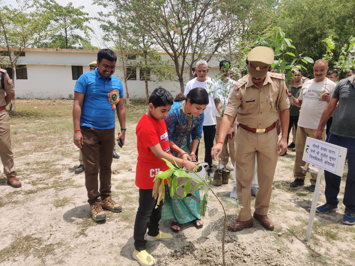 kaushambipolice's tweet photo. 05 जून 2022 "विश्व पर्यावरण दिवस" के अवसर पर जिलाधिकारी कौशाम्बी व पुलिस अधीक्षक कौशाम्बी, प्रभागीय वन अधिकारी, अपर पुलिस अधीक्षक कौशाम्बी व अन्याधिकारीयों द्वारा परिवारीजनों के साथ पुलिस लाइन परिसर में वृक्षारोपण किया गया। #WorldEnvironmentDay2020 
#Uppolice 
#kaushambipolice https://t.co/UlIAj05GeN