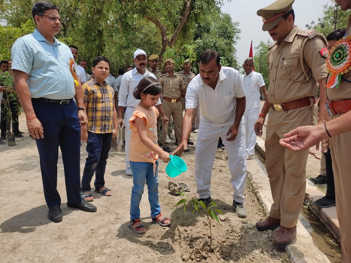 kaushambipolice's tweet photo. 05 जून 2022 "विश्व पर्यावरण दिवस" के अवसर पर जिलाधिकारी कौशाम्बी व पुलिस अधीक्षक कौशाम्बी, प्रभागीय वन अधिकारी, अपर पुलिस अधीक्षक कौशाम्बी व अन्याधिकारीयों द्वारा परिवारीजनों के साथ पुलिस लाइन परिसर में वृक्षारोपण किया गया। #WorldEnvironmentDay2020 
#Uppolice 
#kaushambipolice https://t.co/UlIAj05GeN