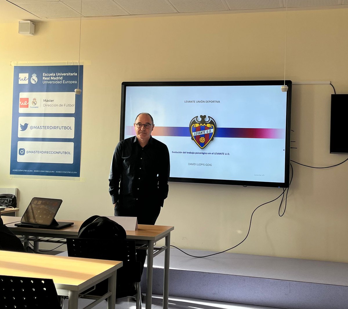 DavidLlopisPS's tweet photo. Gran satisfacción por estar en un año más en el @MasterDirFutbol hablando de las aplicaciones de la psicologia del deporte al fútbol. Alto rendimiento - aprendizaje - Equipos - Mentalizarse para competir. ¡Gracias! https://t.co/FIUL9IuxpE