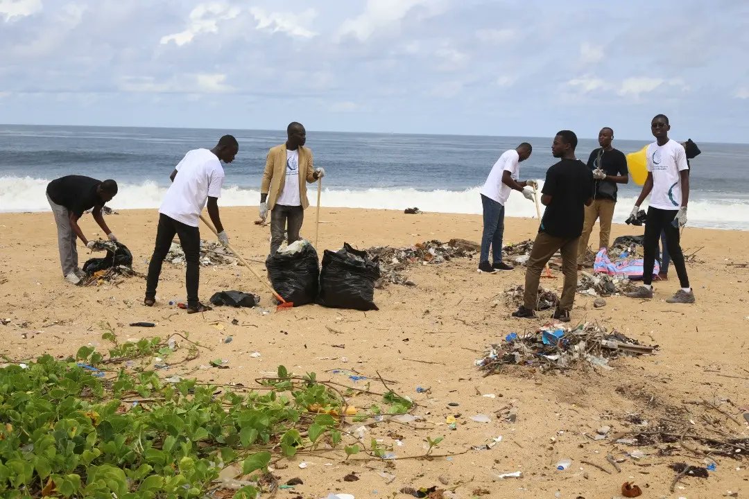 CapwsInitiative's tweet photo. #CAPws #cotedivoire clean-up outreach at the #Bassambeach #Abidjan on Saturday May 28, 2022.
Since 2021 #WorldEnvironmentDay, our team has recovered over 100,000 kg of plastic waste from 30+ communities across #Africa, #AsiaPacific & #LatinAmerica.
#restorationx10000 https://t.co/IJX7OQqJY6