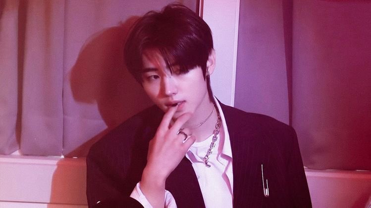 mfaldangz's tweet photo. lune — a #heehoon three tweet au wherein, 

heli (hs) and lune (sh) shared a night together. one begged the other to stay but unfortunately, that’s not how it works. https://t.co/gZo4qJ9ir5