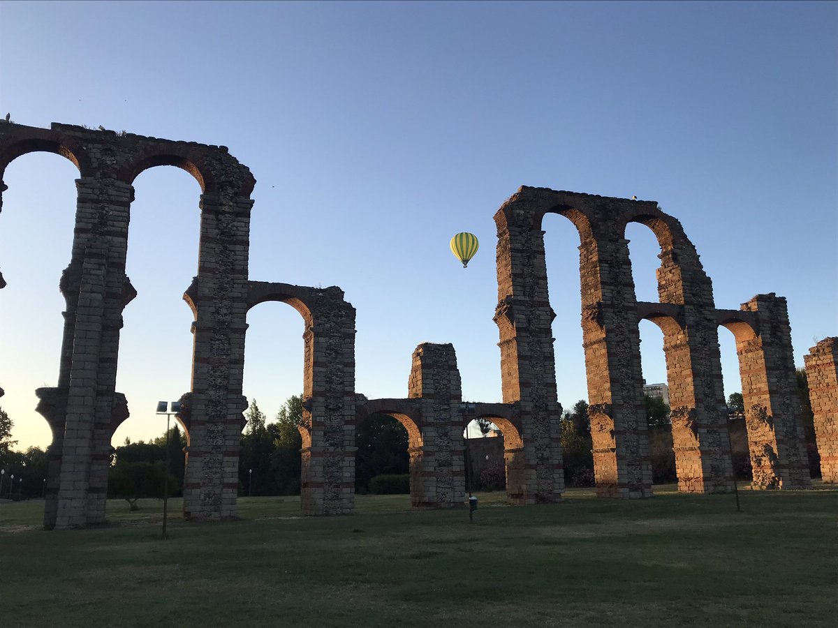 kano78's tweet photo. Buen día para darse una vueltecita por Mérida en globo,menudas vistas tiene que tener la ciudad desde ahí arriba @ayto_merida @Turismo_Merida_ @Merida_Al_Dia @jacobpetrus_tve @carlos_benito @slaplana_tve @abarniol_tve @agomezmeteo_tve @tiempobrasero  @pblanco66 @JuanPedro_SR https://t.co/9zFC0eiNe4