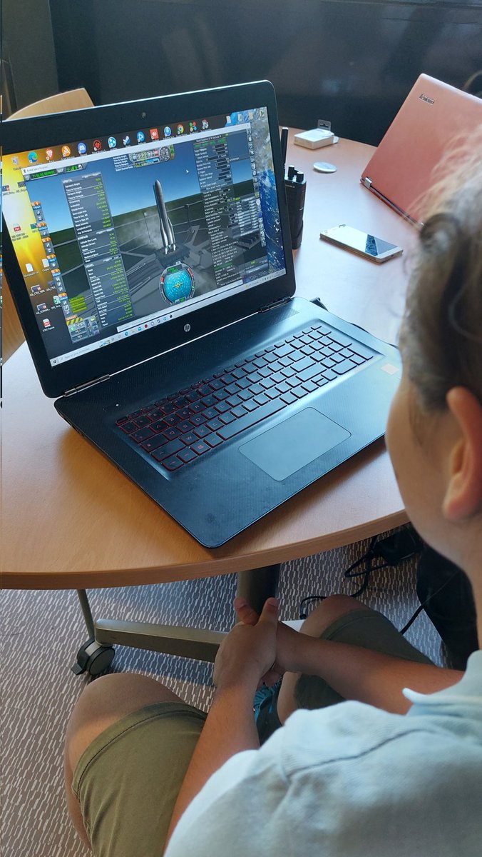 Matthieu_Compin's tweet photo. On a même une jeune collègienne qui a pu s'initier à @KerbalSpaceP pendant #definspace2022 😍
On risque de la retrouver pour l'édition @DefInSpace 2026 tellement elle est passionnée 😃
#spacegeek 🛰🚀 https://t.co/x4iIsANu3B