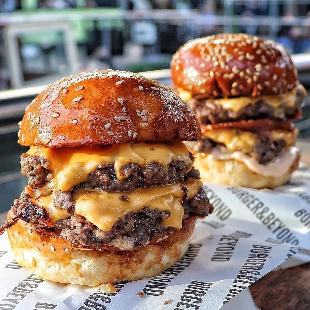 taynk_rice's tweet photo. Due to paying way to much attention to a sonic commercial i have a question. This will destroy familes but, it has to be asked. How do you put your cheeseburger on your bun? Like every others red blooded killing machine in america? Or do you belong in arkham asylum? #getontop https://t.co/WoXINgG0qD