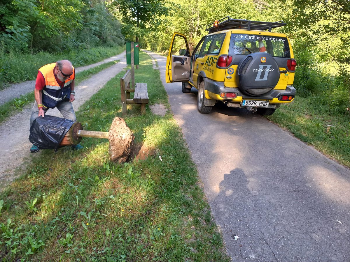 ProtCivilRipoll's tweet photo. Recuperem mobiliari fet malbé a la Ruta del Ferro. 
Lamentem aquestes bretolades ! 🤨

#Ripoll #viesverdes #adf223 
@Aj_Ripoll @PLRipoll @viesverdesgi https://t.co/29LIggFkB7