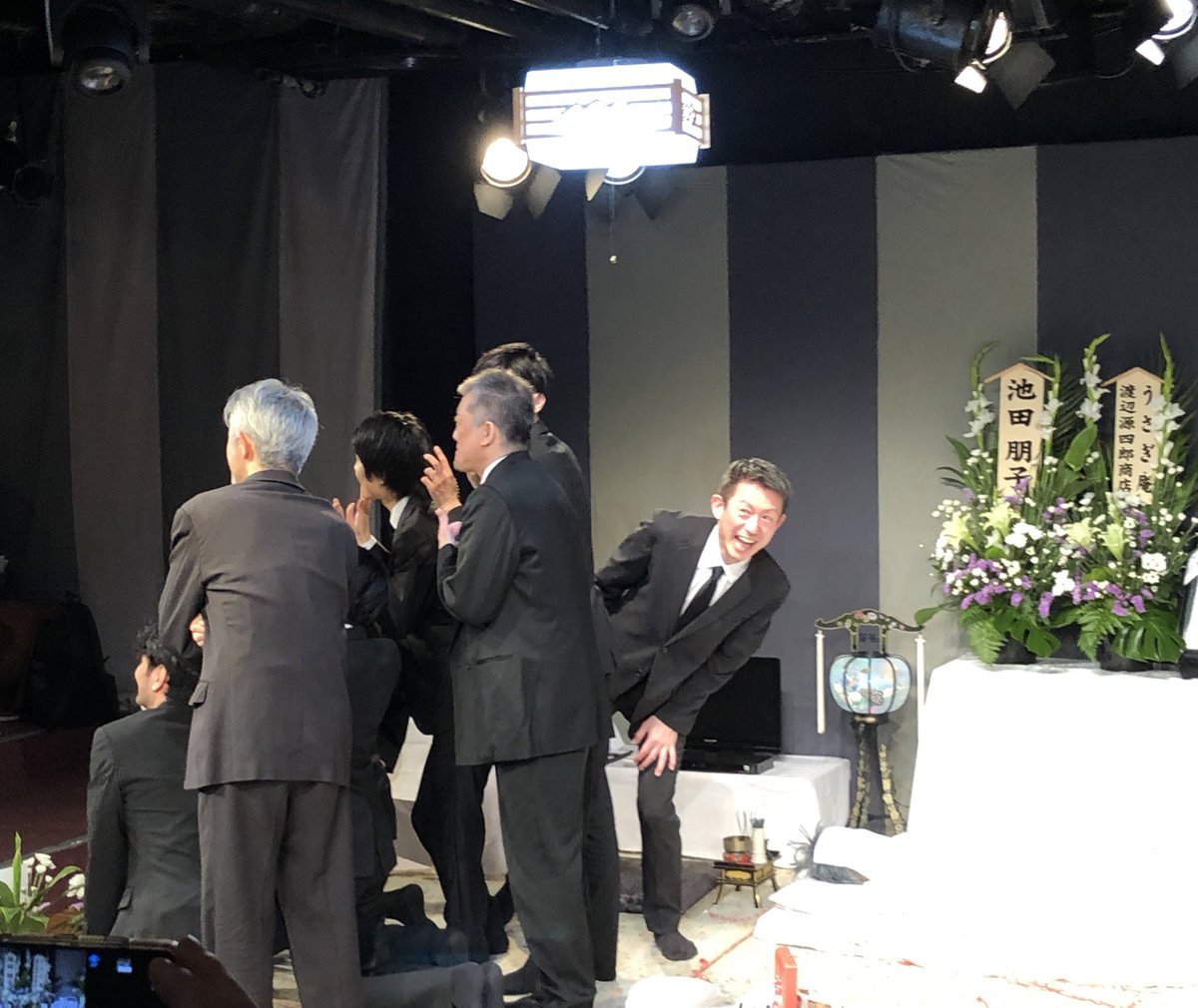 nk_ztk's tweet photo. 土日で観ました。人がたくさん死ぬ。何人死ぬか数えられないくらい死ぬ。
山下さんと八代さんが良すぎた。今日は山下さんが酔っ払うところをずっと見てしまって、気づいた時には話が進んでいた。
お写真は、終演後に。北沢洋さんがずっと動いていて可愛かった。
#花組芝居 #盟三五大切 https://t.co/nWJCDHEW9i