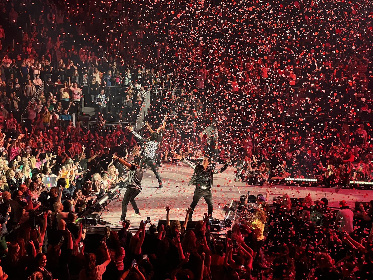 FrontPaigeNews2's tweet photo. Took a trip down memory lane tonight. Thank you @NKOTB @EnVogueMusic @TheSaltNPepa @rickastley @LilyMiller29 #NKOTBMixTapeTour https://t.co/XGcadO8ABs