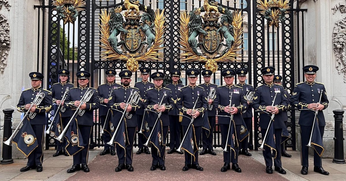 RAFMusic's tweet photo. The Fanfare Trumpets of @RAFMusic performed the National Anthem at the Platinum Party at the Palace last night. As musicians rubbed shoulders with stars such as Diana Ross, George Ezra, Andrea Bocelli, Diversity and Alicia Keys.

#RAFMusic 🎺✈️🥁

#JubileeParty 
#PlatinumJubilee https://t.co/nKOVg9r1PF