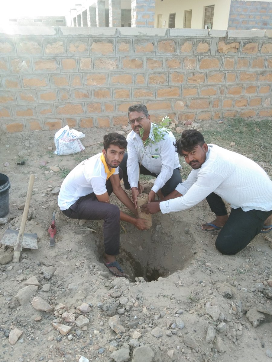 Jetpal_Dupak98's tweet photo. आज दिनांक 5 जून 2022 पर्यावरण दिवस पर *नेहरू युवा केंद्र जैसलमेर* राष्ट्रीय युवा स्वयंसेवक जेताराम के द्वारा सचिन जी पाटोदिया सर, राजेंद्र जी सर के निर्देशानुसार पर्यावरण दिवस पर पौधे लगाए गए #Nehru_yuva_Kendra_Jaisalmer  #Nyks_India #Dm_Jaisalmer https://t.co/oMlgHEHOnK