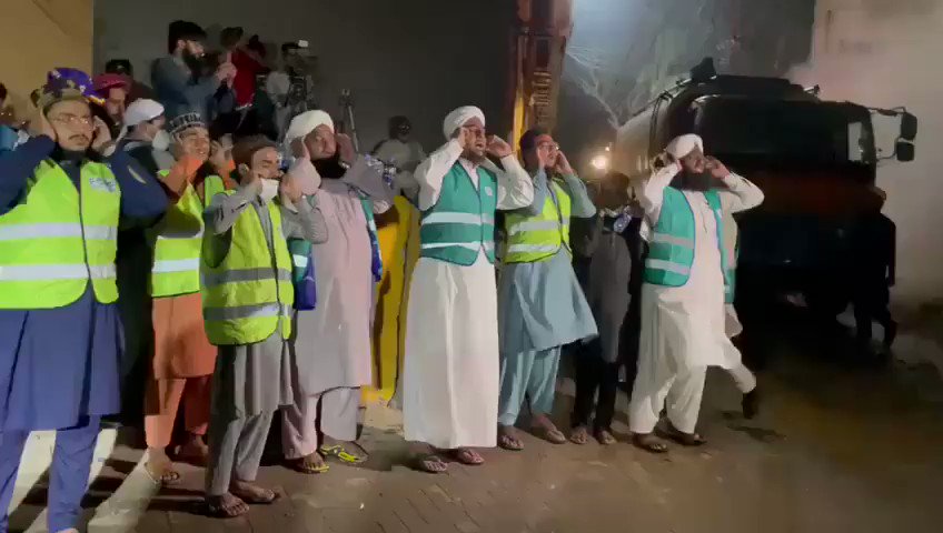 gercekgundem's tweet photo. Sosyal medyada gündem oldu: Yangını ezan okuyarak söndürmeye çalıştılar

https://t.co/EL5tQH7Lqi https://t.co/6TZFMJUcxk