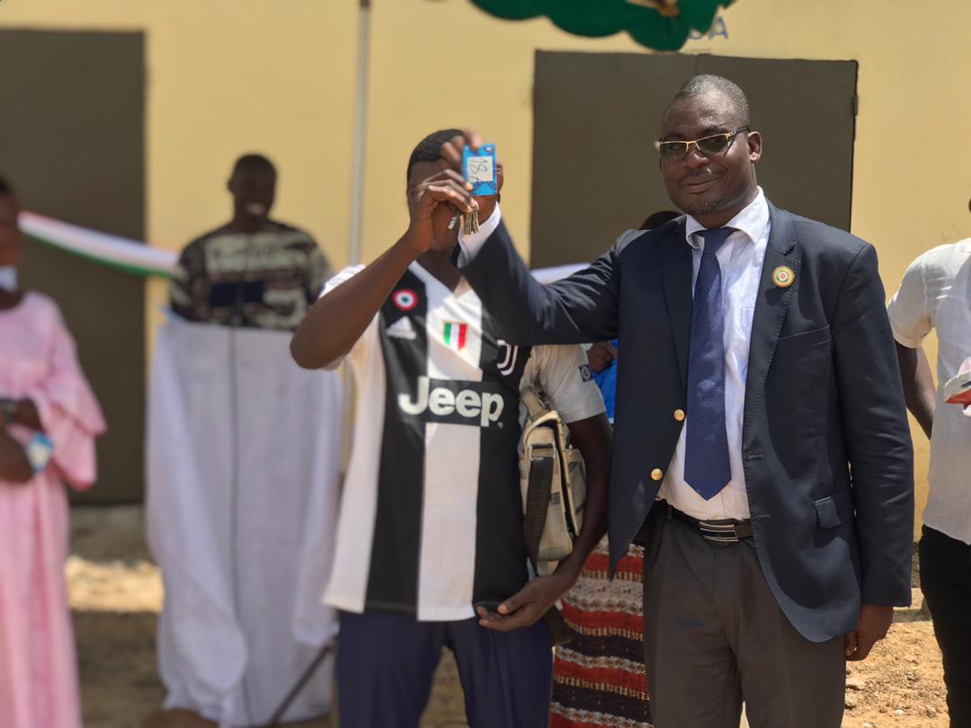 CommuneFresco's tweet photo. Le Maire @CommuneFresco  a procédé à la remise officielle des clés de 40 Magasins aux commerçants de Fresco. Un véritable ouf de soulagement en ces temps de fortes pluies. https://t.co/Sjo2CF4HKO