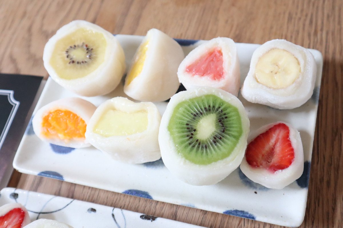 さくら鶏 S Tweet 京都果寿庵 様の フルーツ大福 がめちゃくちゃ美味しかったです ゴールデンキウイとグリーンキウイ それぞれ丸ごと入っていてビックリ どのフルーツも瑞々しくて美味しかったです 果物それぞれの花言葉も書かれていて 意味を知ることが