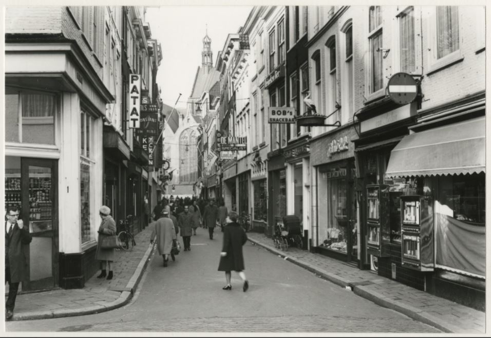 GemeenteDenHaag's tweet photo. Throw🔙
Vanaf de Grote Markt loop je zo via de #Schoolstraat naar de Grote Kerk. De school is al eeuwen verdwenen, maar tot 1593 was hier de 'Groote Schole'.

Feitje. Voordat de school er was, werd de straat de Kerkstraat genoemd.

Onderstaande 📷 komt uit 1968.
🎥 @haagsarchief https://t.co/BGxyC3jcNu