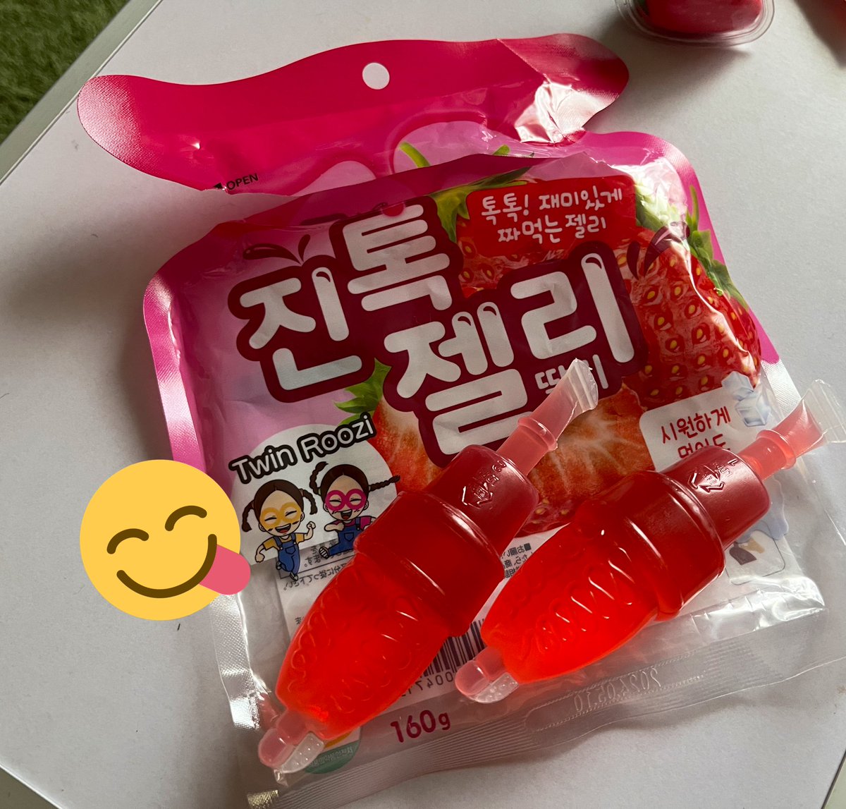 ANTERR8787's tweet photo. 韓国のお菓子を今日買ってきて食べました！
よく𝙏𝙞𝙠 𝙏𝙤𝙠でやってる食べ方あるけどちょっと失敗した(笑)
めっちゃ美味しかったです！😋
(開け方雑なのは許して！笑) https://t.co/lJAlViVbTU