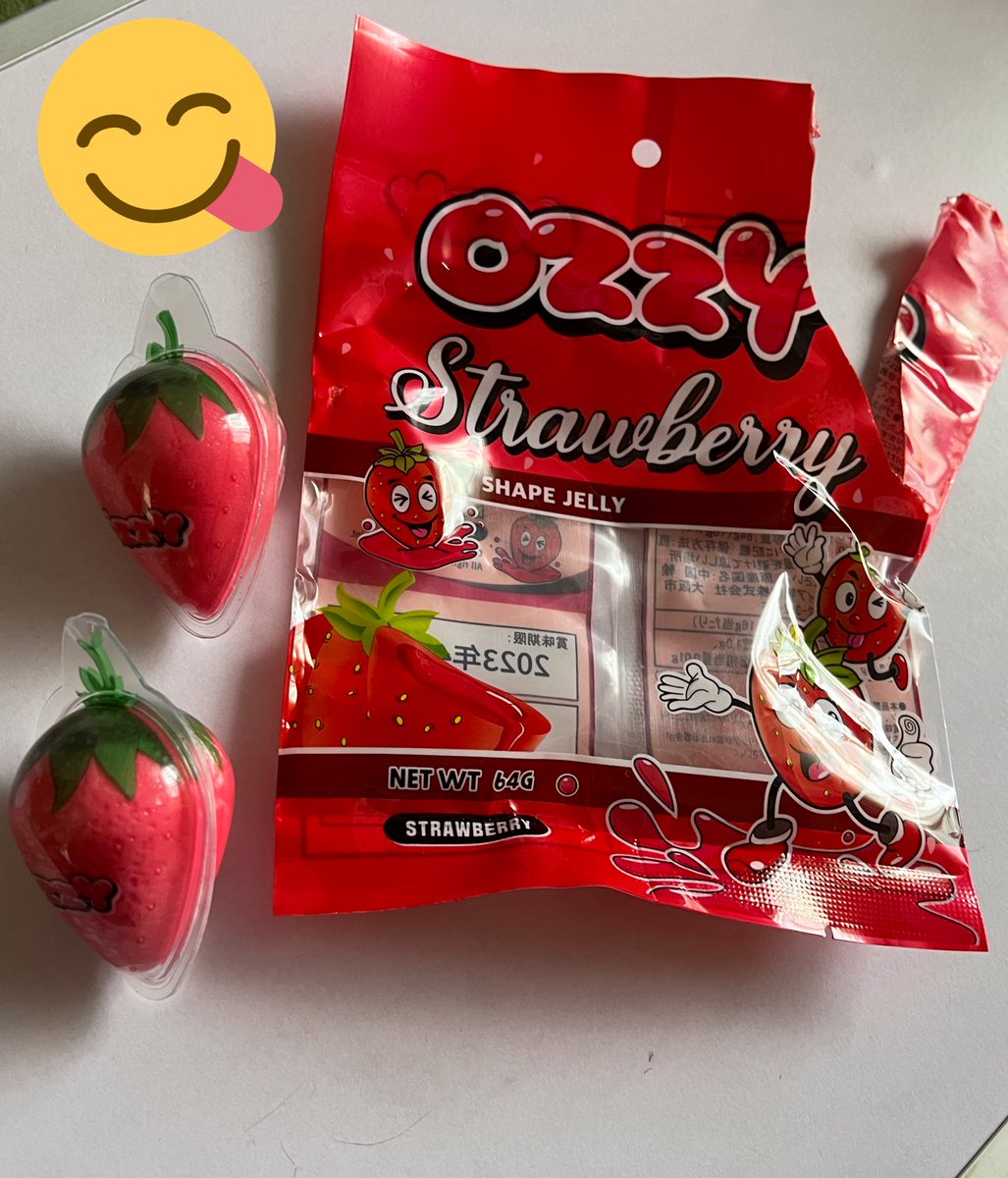 ANTERR8787's tweet photo. 韓国のお菓子を今日買ってきて食べました！
よく𝙏𝙞𝙠 𝙏𝙤𝙠でやってる食べ方あるけどちょっと失敗した(笑)
めっちゃ美味しかったです！😋
(開け方雑なのは許して！笑) https://t.co/lJAlViVbTU