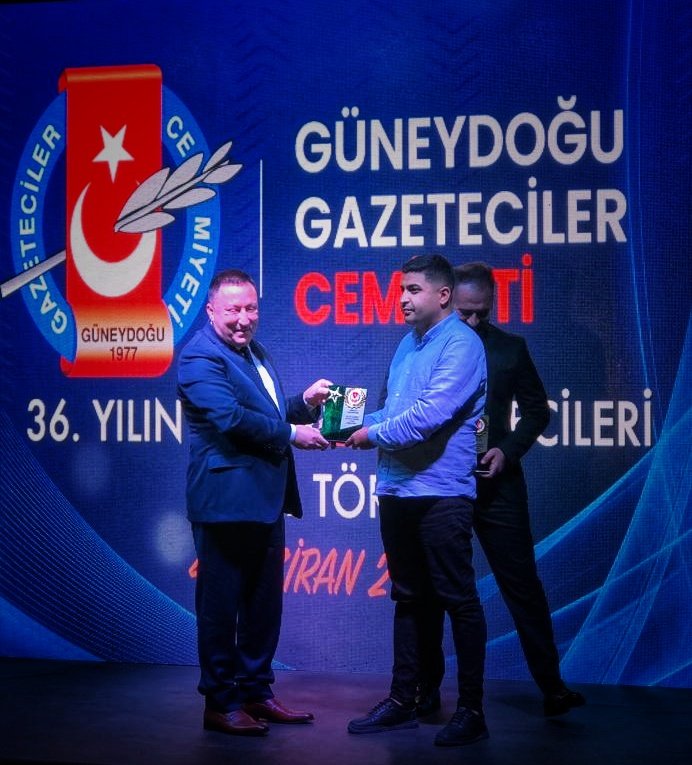 Hamdin_klc's tweet photo. @GGCCemiyet'inin bu yıl 36’ncısını düzenlediği ‘Yılın Başarılı Gazeteciler Ödülleri Yarışmasında' Televizyon Haber Kategorisinde birinciliğe layık görülen 'Robinson Ziya dede', su yükselince adasına kavuştu’ haberimiz'in ödülünü aldık. @GGCCemiyet @elazigiha @ekremacikel https://t.co/LfHdW1YN4f
