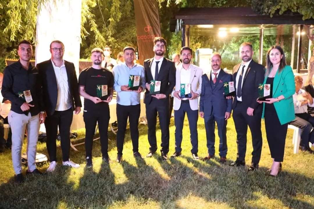 Hamdin_klc's tweet photo. @GGCCemiyet'inin bu yıl 36’ncısını düzenlediği ‘Yılın Başarılı Gazeteciler Ödülleri Yarışmasında' Televizyon Haber Kategorisinde birinciliğe layık görülen 'Robinson Ziya dede', su yükselince adasına kavuştu’ haberimiz'in ödülünü aldık. @GGCCemiyet @elazigiha @ekremacikel https://t.co/LfHdW1YN4f